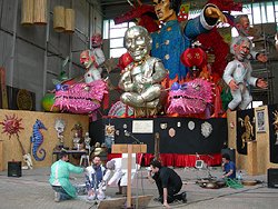 sul fondo il carro "l'urlo di Chen..." e la mostra di lavori fantasticarte