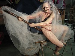 Strega in cartapesta