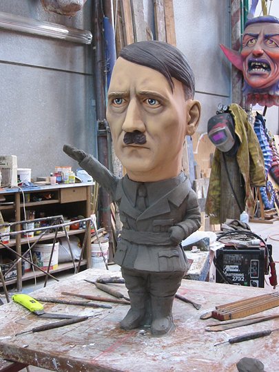 La caricatura di Hitler in creta in lavorazione