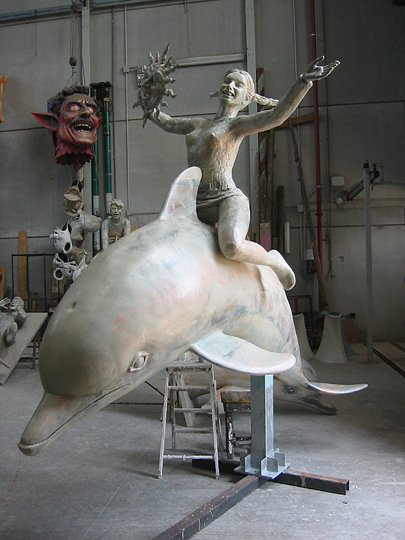 Una delle sette statue ultimata