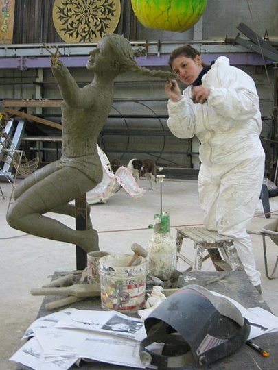 Priscilla Borri al lavoro su una statua