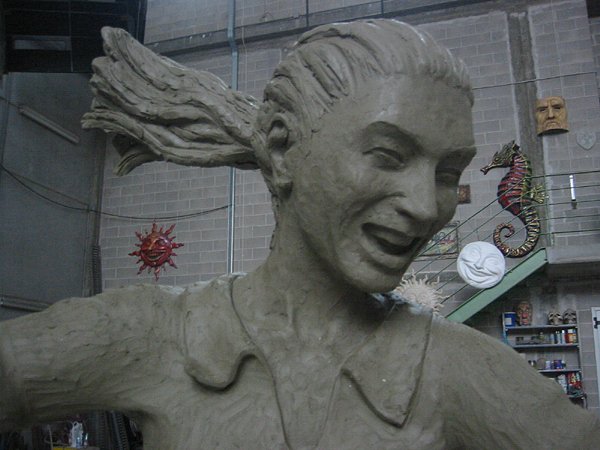 Il volto in creta di una delle statue