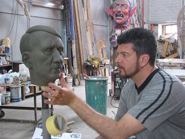 Simone Politi modella il volto di Hitler